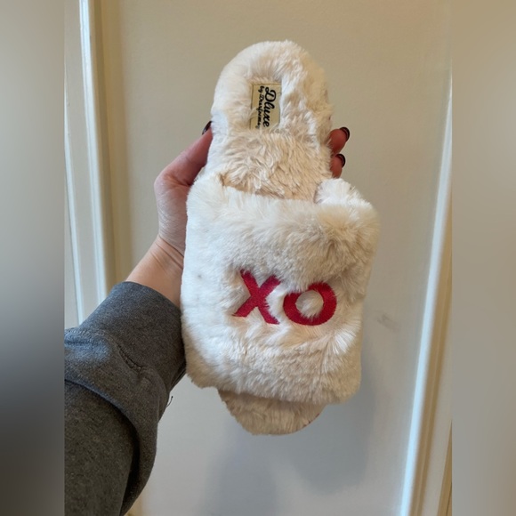 Dluxe by Dearfoam XOXO slippers - Picture 4 of 4